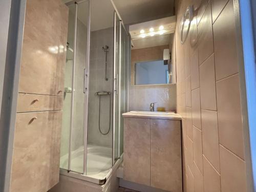 une salle de bain avec douche et lavabo dans l'établissement Spacieux trois pièces avec loggia vitrée et parking sécurisé - FR-1-338-524, à Sète