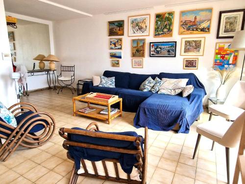 un salon avec un canapé bleu et une table dans l'établissement Bel appartement T3, 2 terrasses, climatisation, garage, à 50m plage, 4 pers. à Banyuls - FR-1-309-198, à Banyuls-sur-Mer