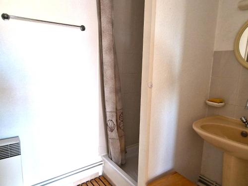une salle de bain avec douche et lavabo dans l'établissement Studio Climatisé Proche de la Mer avec Parking et Terrasse - Banyuls-sur-Mer - FR-1-309-74, à Banyuls-sur-Mer