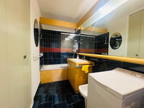 une salle de bain avec toilettes, lavabo et baignoire dans l'établissement Appartement T3 spacieux, parking, 1ère ligne, 30m de la plage - Argelès-Plage - FR-1-309-242, à Argelès-sur-Mer