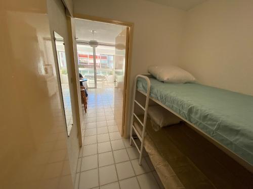 Cette petite chambre dispose de lits superposés et d'un couloir. dans l'établissement Studio cabine avec parking privé, proche plage - FR-1-837-11, à Argelès-sur-Mer