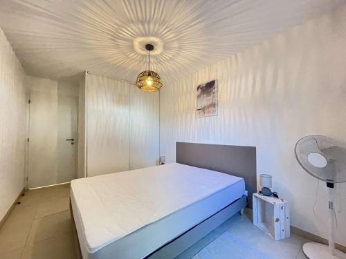 - une chambre avec un lit et un plafond lumineux dans l'établissement Appartement T3 neuf avec terrasse et parking proche plage - FR-1-308-210, au Lavandou