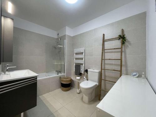 une salle de bain avec toilettes, lavabo et douche dans l'établissement Appartement T3 neuf avec terrasse et parking proche plage - FR-1-308-210, au Lavandou