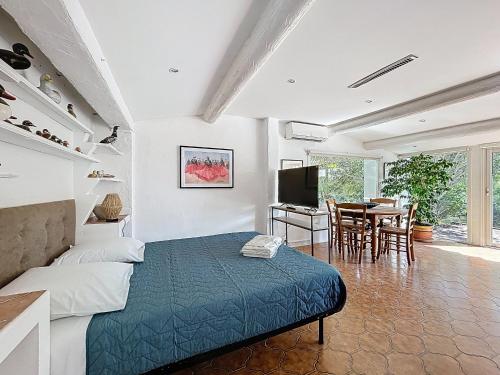 une chambre avec un lit et une salle à manger avec une table dans l'établissement Studio calme pour 2 pers avec terrasse privée - FR-1-475-228, à Saintes-Maries-de-la-Mer