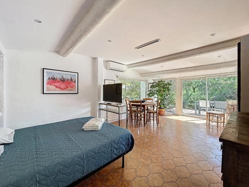 une chambre avec un lit et une salle à manger dans l'établissement Studio calme pour 2 pers avec terrasse privée - FR-1-475-228, à Saintes-Maries-de-la-Mer