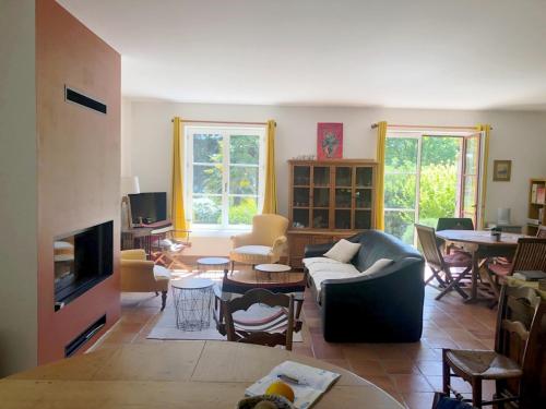 Photo de la galerie de l'établissement Maison familiale spacieuse pour 6 pers. à 200m du Golfe du Morbihan, KERNERS - FR-1-639-146, à Arzon