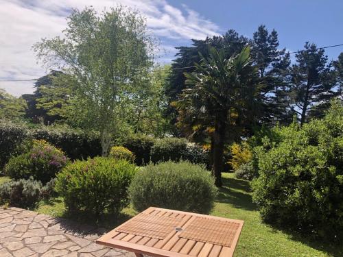 Photo de la galerie de l'établissement Maison familiale spacieuse pour 6 pers. à 200m du Golfe du Morbihan, KERNERS - FR-1-639-146, à Arzon