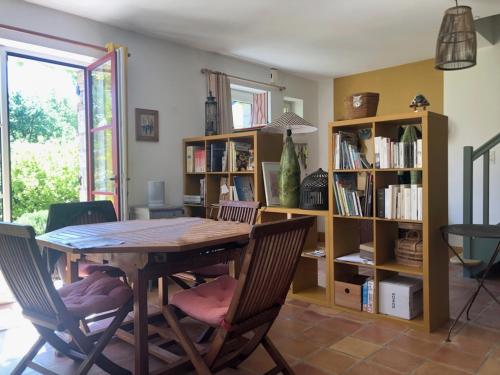 Photo de la galerie de l'établissement Maison familiale spacieuse pour 6 pers. à 200m du Golfe du Morbihan, KERNERS - FR-1-639-146, à Arzon