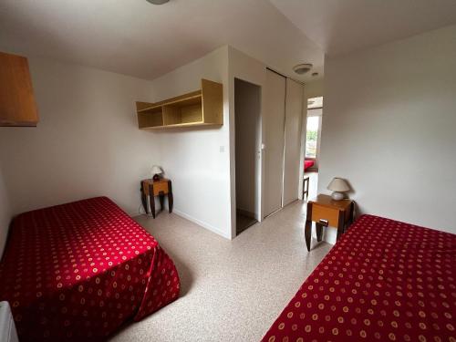 Ένα ή περισσότερα κρεβάτια σε δωμάτιο στο Appartement lumineux avec Wi-Fi à 150m des Thermes - FR-1-541-176