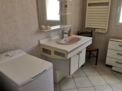 une salle de bain avec un lavabo et une machine à laver dans l'établissement Maison rénovée à 400m de la plage du Phare, idéale pour 6 pers. - FR-1-194-297, à La Tranche-sur-Mer