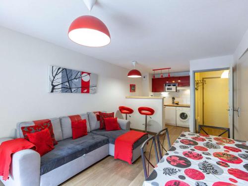 un salon avec un canapé et une table dans l'établissement Appartement cosy 1 chambre + coin nuit, 6 pers, Wifi gratuit à Barèges - FR-1-403-109, à Barèges