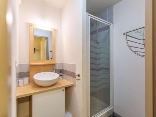 une salle de bain avec un lavabo et une douche en verre dans l'établissement Appartement cosy 1 chambre + coin nuit, 6 pers, Wifi gratuit à Barèges - FR-1-403-109, à Barèges