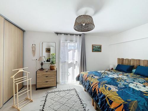 une chambre avec un lit, une commode et un miroir dans l'établissement Maison Climatisée pour 4 Pers avec Animaux Admis - FR-1-475-224, à Saintes-Maries-de-la-Mer