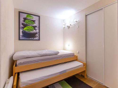 - une chambre avec 2 lits superposés et un placard dans l'établissement Appartement cosy 1 chambre + coin nuit, 6 pers, Wifi gratuit à Barèges - FR-1-403-109, à Barèges