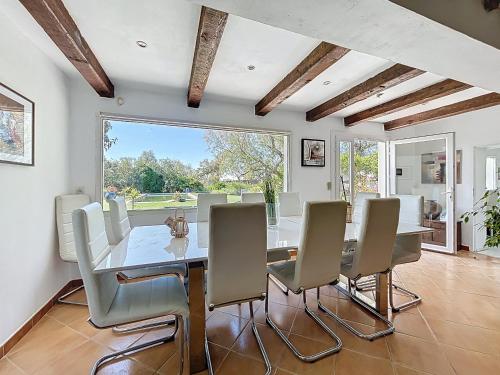 une salle à manger avec une table et des chaises dans l'établissement Mas authentique pour 8 personnes, piscine et jardin fleuri - FR-1-475-229, à Saintes-Maries-de-la-Mer