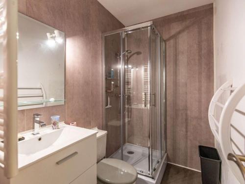 une salle de bain avec une douche, un lavabo et des toilettes dans l'établissement Studio cosy pour 4 personnes à Barèges, ski et montagne - FR-1-403-110, à Barèges