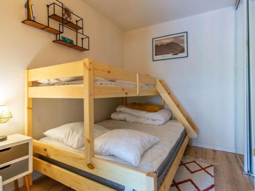 une chambre avec deux lits superposés dans l'établissement Studio cosy pour 4 personnes à Barèges, ski et montagne - FR-1-403-110, à Barèges