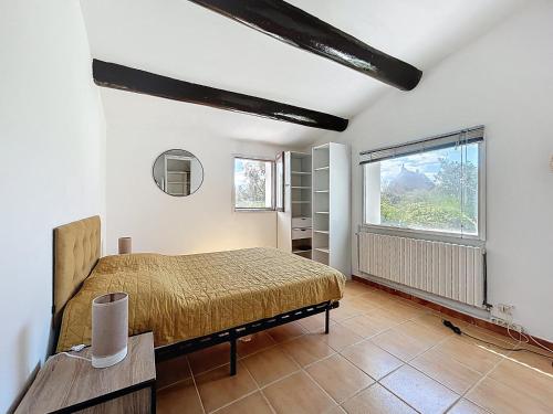 une chambre avec un lit et une fenêtre dans l'établissement Mas authentique pour 8 personnes, piscine et jardin fleuri - FR-1-475-229, à Saintes-Maries-de-la-Mer