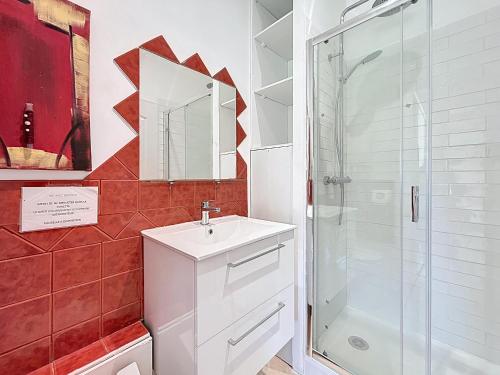 une salle de bain avec un lavabo et une douche dans l'établissement Mas authentique pour 8 personnes, piscine et jardin fleuri - FR-1-475-229, à Saintes-Maries-de-la-Mer