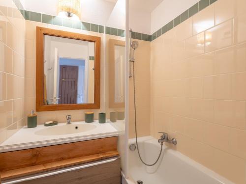 une salle de bain avec une baignoire, un lavabo et un miroir dans l'établissement Appartement avec balcon et piscine - Golf de Biscarrosse - 4 pers - FR-1-319-616, à Biscarrosse