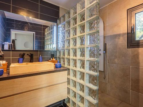 La salle de bains est pourvue d'une douche avec des blocs de verre sur le mur. dans l'établissement Bel appartement avec terrasse à Anglet, proche des plages - FR-1-3-628, à Anglet