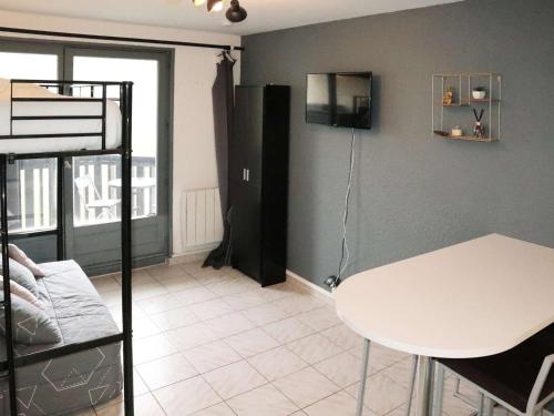 - un salon avec une table blanche et un lit dans l'établissement Charmant studio rénové 2 pers, centre des Orres - FR-1-322-670, aux Orres