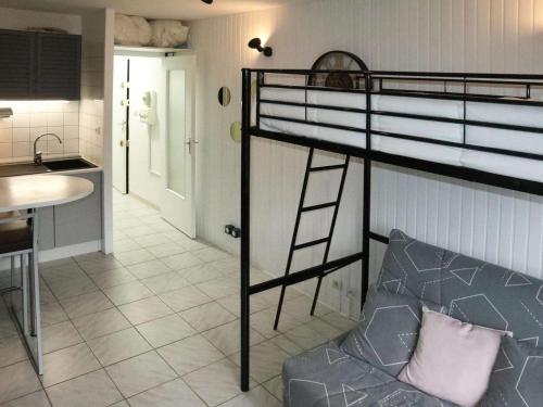 un lit superposé dans une chambre avec un canapé et une cuisine dans l'établissement Charmant studio rénové 2 pers, centre des Orres - FR-1-322-670, aux Orres