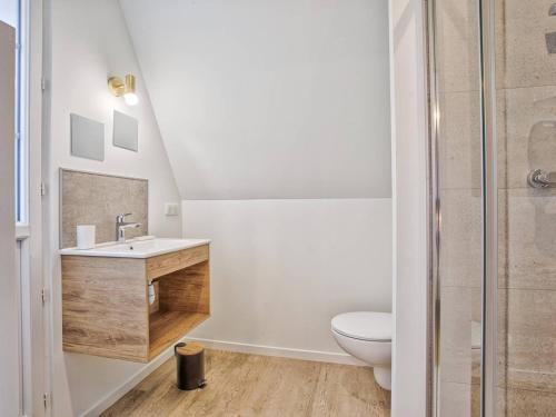 une salle de bain avec un lavabo et des toilettes dans l'établissement Séjour côtier à Merville-Franceville pour 4 personnes, wifi, parking - FR-1-788-72, à Merville-Franceville-Plage