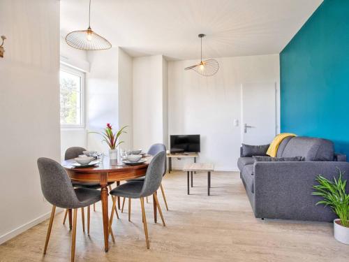 un salon avec une table et un canapé dans l'établissement Séjour côtier à Merville-Franceville pour 4 personnes, wifi, parking - FR-1-788-72, à Merville-Franceville-Plage