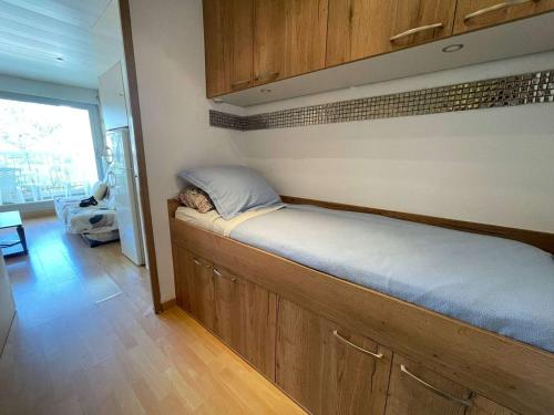 un lit dans une petite pièce avec dans l'établissement Studio cabine RDC proche plage avec parking privé - FR-1-328-276, à La Grande Motte