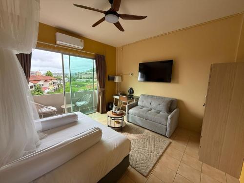 Μια τηλεόραση ή/και κέντρο ψυχαγωγίας στο Alura Guesthouse