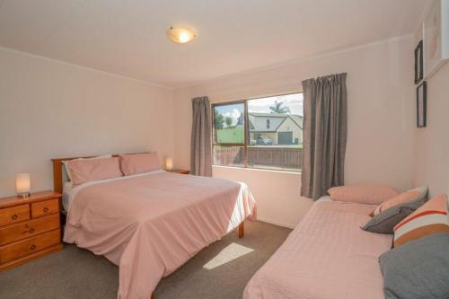 Postel nebo postele na pokoji v ubytování Hosts on the Coast Cosy on Catherine