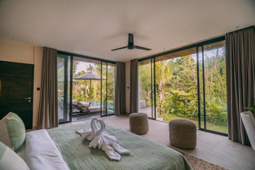 una camera da letto con un letto con una statua di coniglio sopra di Casa Simone ad Ubud