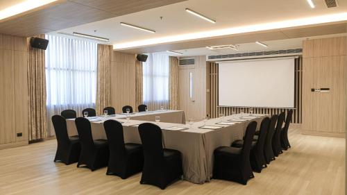 a conference room with a long table and chairs at Holiday Inn & Suites Makati by IHG in Manila