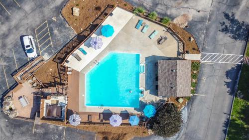 an overhead view of a swimming pool next to a house at Modern Comfort Retreat in Branson