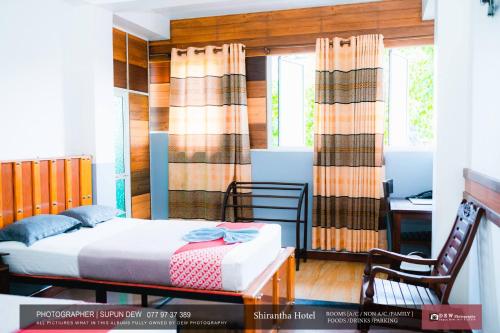 Katil atau katil-katil dalam bilik di Shirantha Hotel
