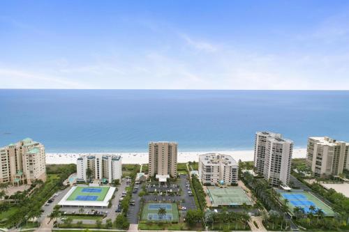 une vue aérienne d'un complexe hôtelier près de la plage dans l'établissement New Listing-Pristine Cozy Ocean Penthouse Condo, à Marco Island