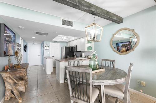 une salle à manger et une cuisine avec une table et des chaises dans l'établissement New Listing-Pristine Cozy Ocean Penthouse Condo, à Marco Island