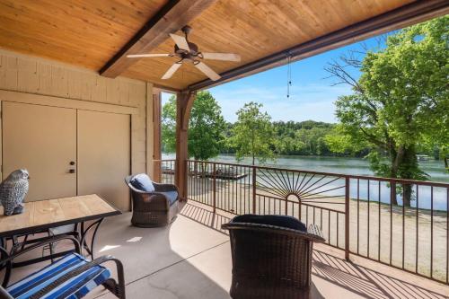 un porche con vistas al río en Serenity Escape by the Lake - Condo for 6 with Resort-style Amenities, en Branson
