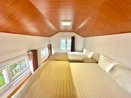 a bedroom with two beds in a trailer at Homestay Đà Lạt - The November Stay in Da Thanh