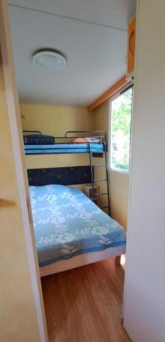 Ένα ή περισσότερα κρεβάτια σε δωμάτιο στο Mobil-home vacances Lozère