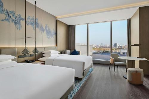 Postel nebo postele na pokoji v ubytování Courtyard by Marriott Nantong