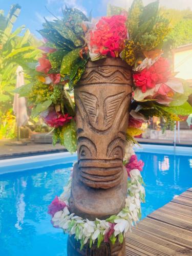 a vase with flowers on top of a pool at Noa Noa Lodge in Motu Tiahura