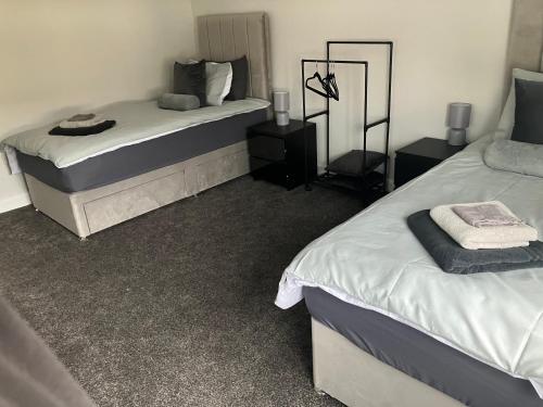 Katil atau katil-katil dalam bilik di CONTRACTOR STAYS WELCOME newly refurbished 2 bedroom apartment sleeps 5 with free SECURE parking and WiFi Fully Fitted Kitchen with Washer Dryer Weekly bedding change and hoover Long Term Stay Rate available 3 miles from City Centre