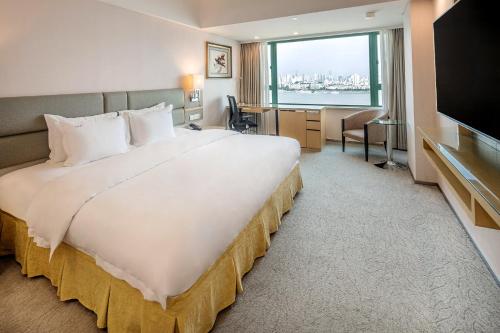 Un ou plusieurs lits dans un hébergement de l'établissement Holiday Inn Wuhan Riverside by IHG