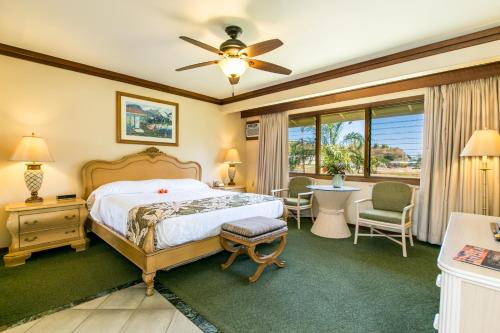 Postel nebo postele na pokoji v ubytování The Kauai Inn