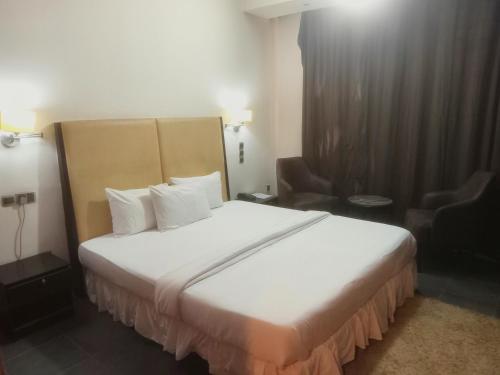 Postel nebo postele na pokoji v ubytování golden tulip essential owerri