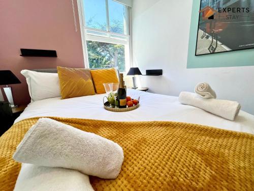 Katil atau katil-katil dalam bilik di Expert Stays 2 BR Super Central Cambridge