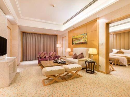 a large hotel room with a living room at Jinjiang Grandlink Hotel in Quanzhou