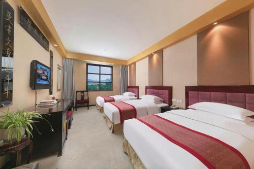 Postel nebo postele na pokoji v ubytování Dengfeng Chanwu Hotel